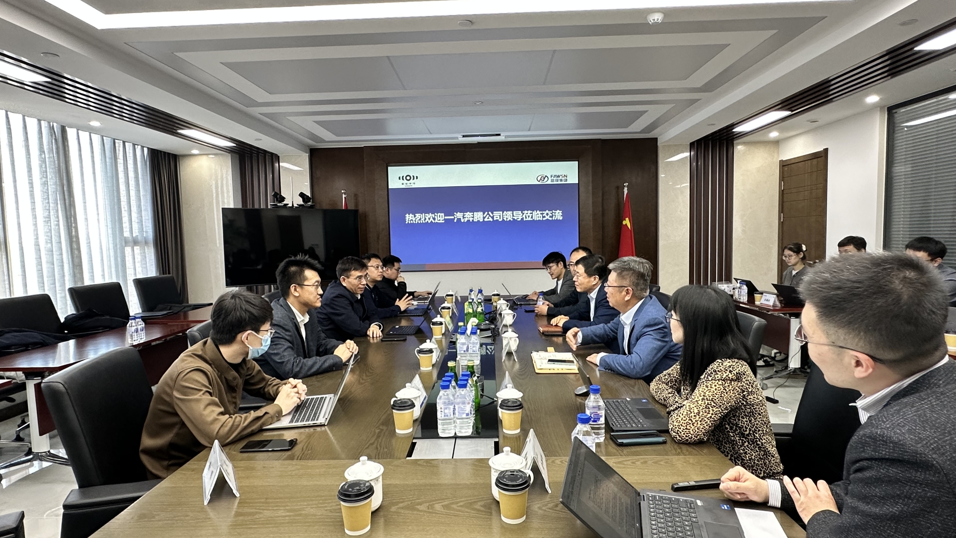 富钛字节公司与一汽奔跑公司睁开手艺交换会.jpg