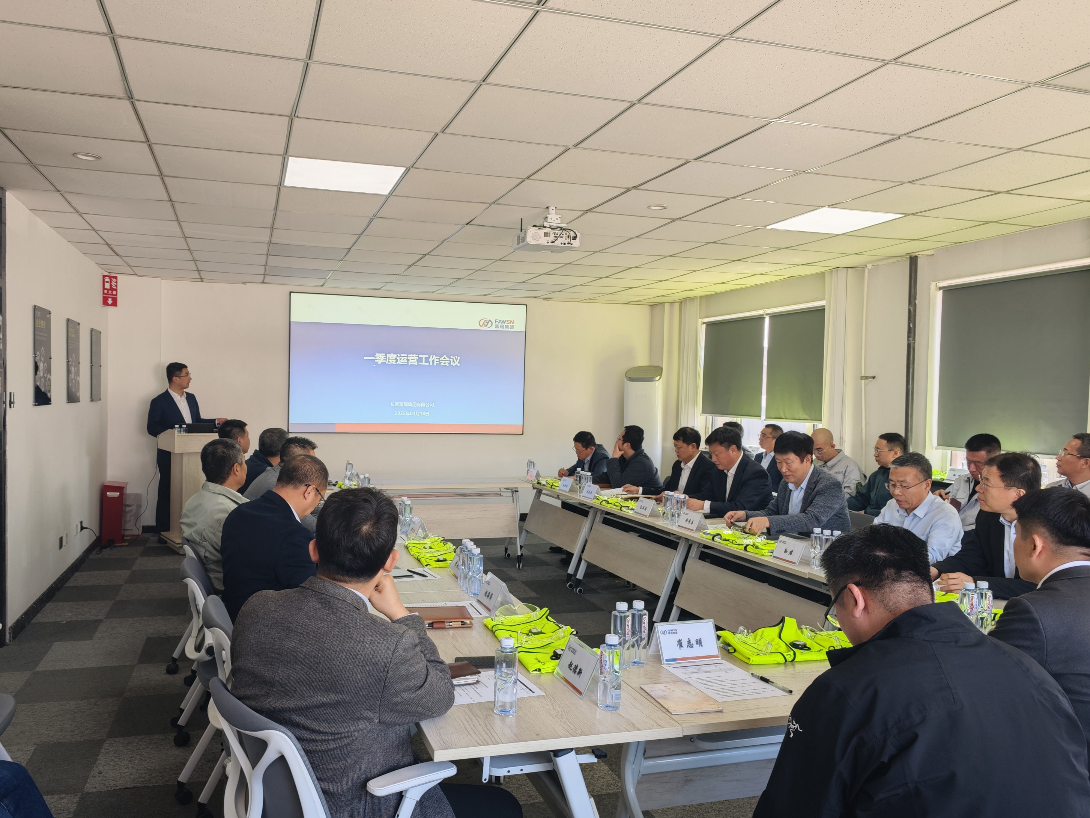 一季度经营现场会-集会室照片.jpg